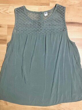 Blue-green tank with lace yoke/shoulder/top detail, size Large
